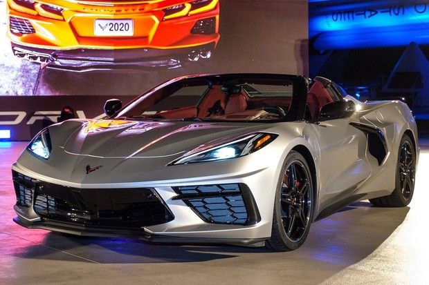 Novo Corvette conversvel - tem inspirao em caas e capota rgida.