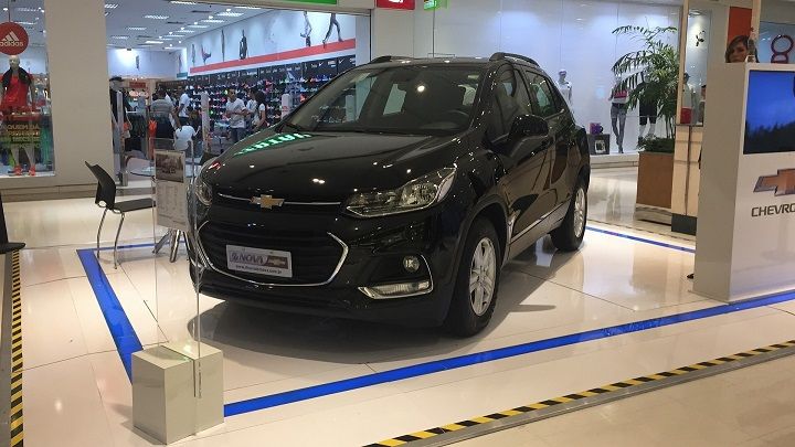 Novo Chevrolet Tracker LT 2017 -  exposto em shopping de So Paulo.