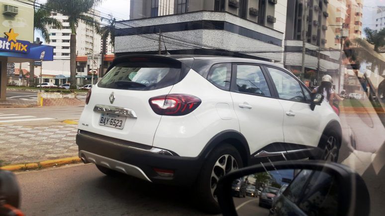 Flagra - Renault Captur - j roda emplacado em Santa Catarina.
