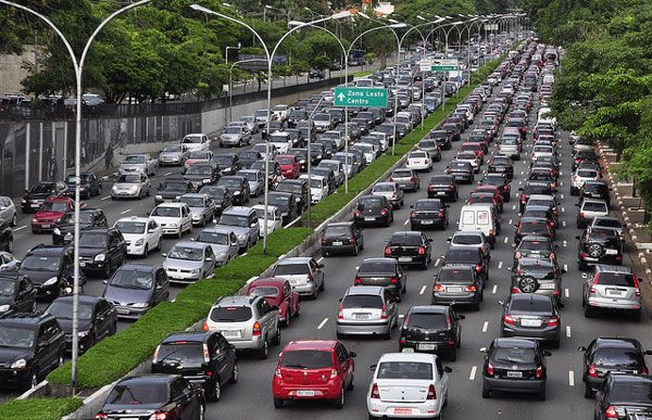 Ateno motorista que dirige em So Paulo - Cidade vai cobrar inspeo veicular de carro de fora