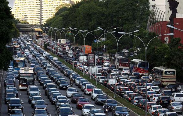 Ateno motorista que dirige em So Paulo - Aprovada inspeo veicular para carros de fora da cidade