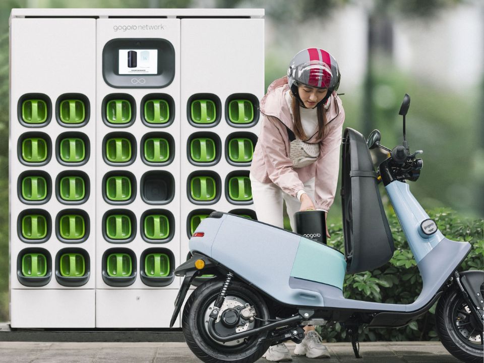 Hero e Gogoro lanam - rede de troca de baterias para scooters eltricas.